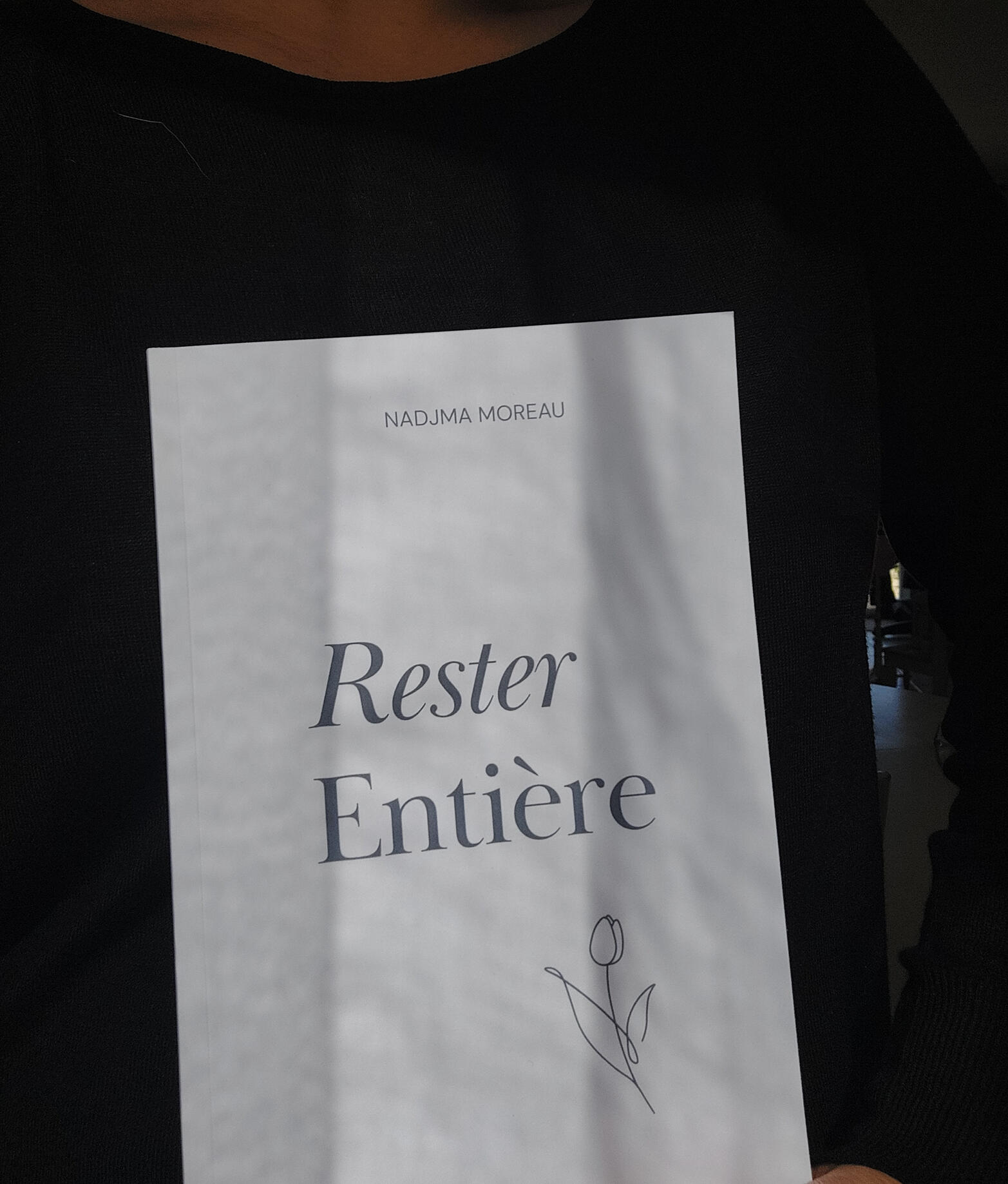 Rester Entière (Mars 2026) disponible en copies signées, sur amazon et en audiobook.